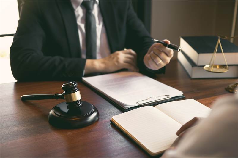 Se brindan servicios legales.