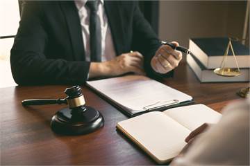 Se brindan servicios legales.