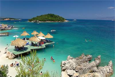 Le spiagge di Ksamil sono ideali tutto l’anno, ma in estate attirano molti turisti, rendendole piutt