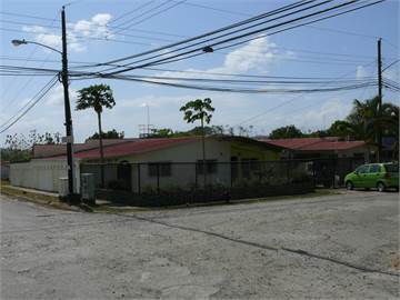 CASA DE 500MT2 DE ÁREA TOTAL, EN ESQUINA COMERCIAL